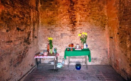 The simple worship space inside Tháp Chóp Mạt