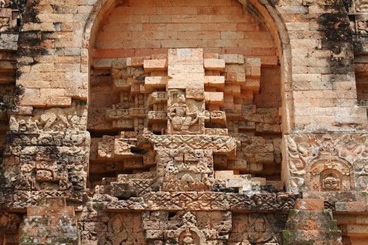 Impressive carvings on the outer walls of Tháp Chóp Mạt